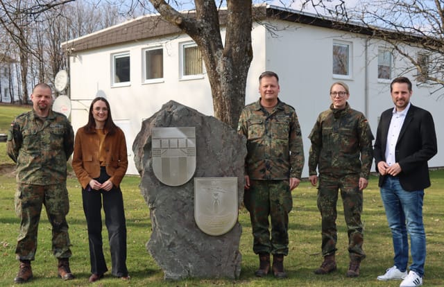 Verteidigung unserer Demokratie in Siegen-Wittgenstein: Sandra Stein im Austausch mit dem Luftwaffenstandort Erndtebrück